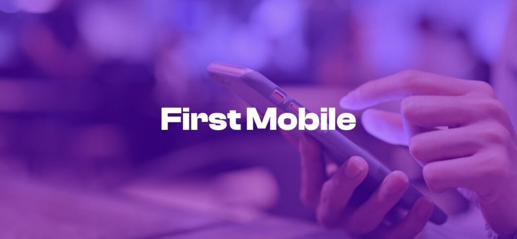 Digital 2024 Poland - First Mobile na fioletowym tle